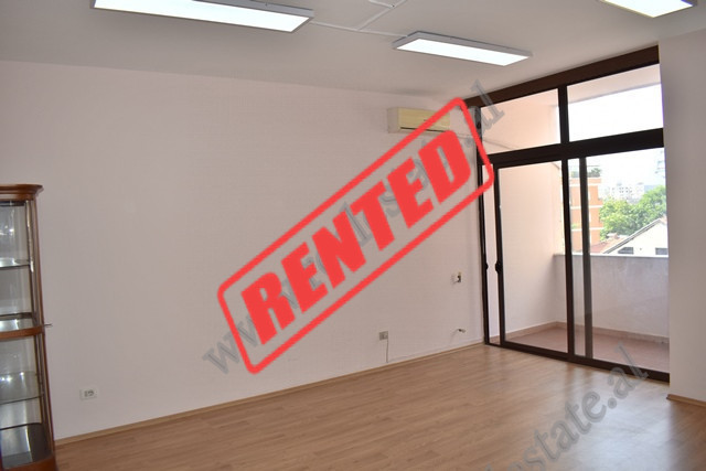 Zyra me qera ne rrugen Bogdani ne Tirane (TRR-715-19m)
